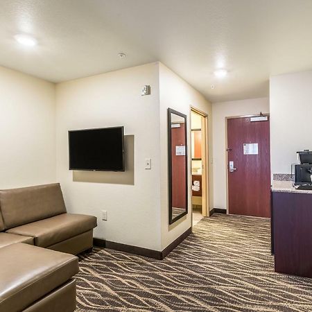Cobblestone Hotel & Suites Hartford Exterior photo