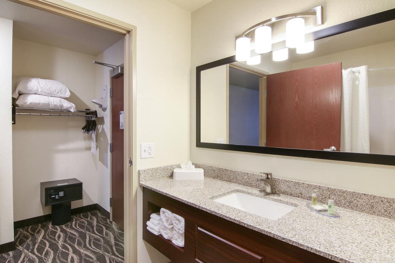 Cobblestone Hotel & Suites Hartford Exterior photo
